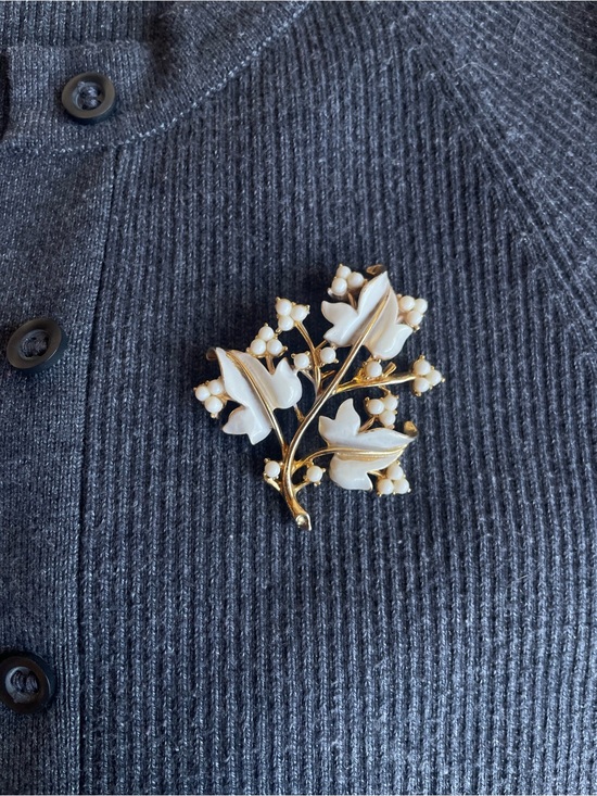 Coro Jewelry - Coro Signed White Floral Pearl Cluster Brooch with Gold Stem